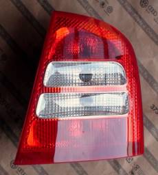 LAMPA TYŁ PRAWA OCTAVIA SEDA M 2001  -  1U6 945 112 C